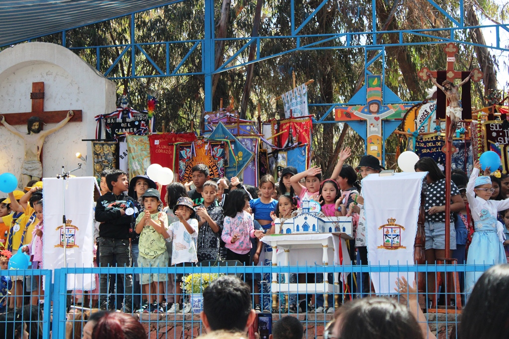 Bendición de los niños reunió a miles de familias en el Santuario de La Candelaria diocesisdecopiapo.cl/bendicion-de-l… a través de @Diócesis de Copiapó