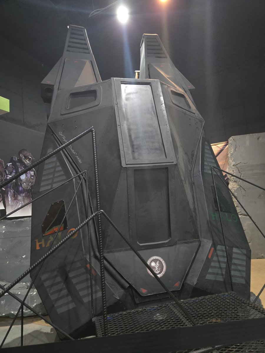GhoulCat6's tweet photo. Went to a car museum today and they had a odst drop pod. https://t.co/io7kCqW8X2