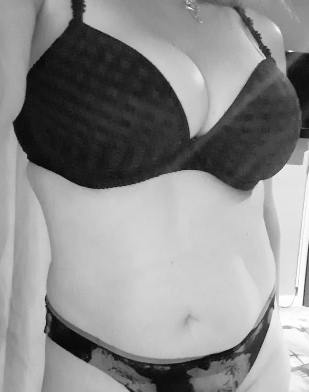 milfomatica's tweet image. Accidentally deleted my pinned tweet so let's put it back...
Old lady likes attention