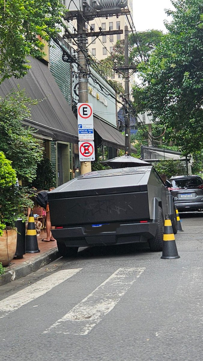 cholaswe's tweet photo. Vai eu tirar os cones da frente da calçada pra estacionar meu possante em guia alta e em local proibido pra ver se não tomo multa da CET e esculacho dos manobristas, agora esse caveirão feio da porra pode. É como dizem: a crise também é estética, PQP... https://t.co/WtShmMGk3o