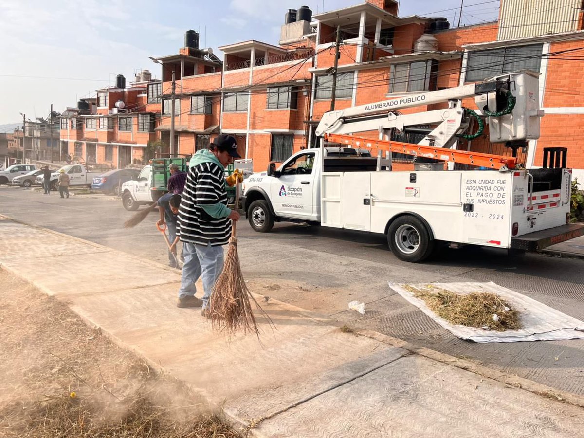 GobAtizapan's tweet photo. 📌En la Jornada de servicios públicos en conjunto con los vecinos de la colonia 6 de octubre dejamos los espacios públicos listos para el uso de nuestros ciudadanos 🧹📍

#SigamosCreciendo https://t.co/7wWMMRNa7a