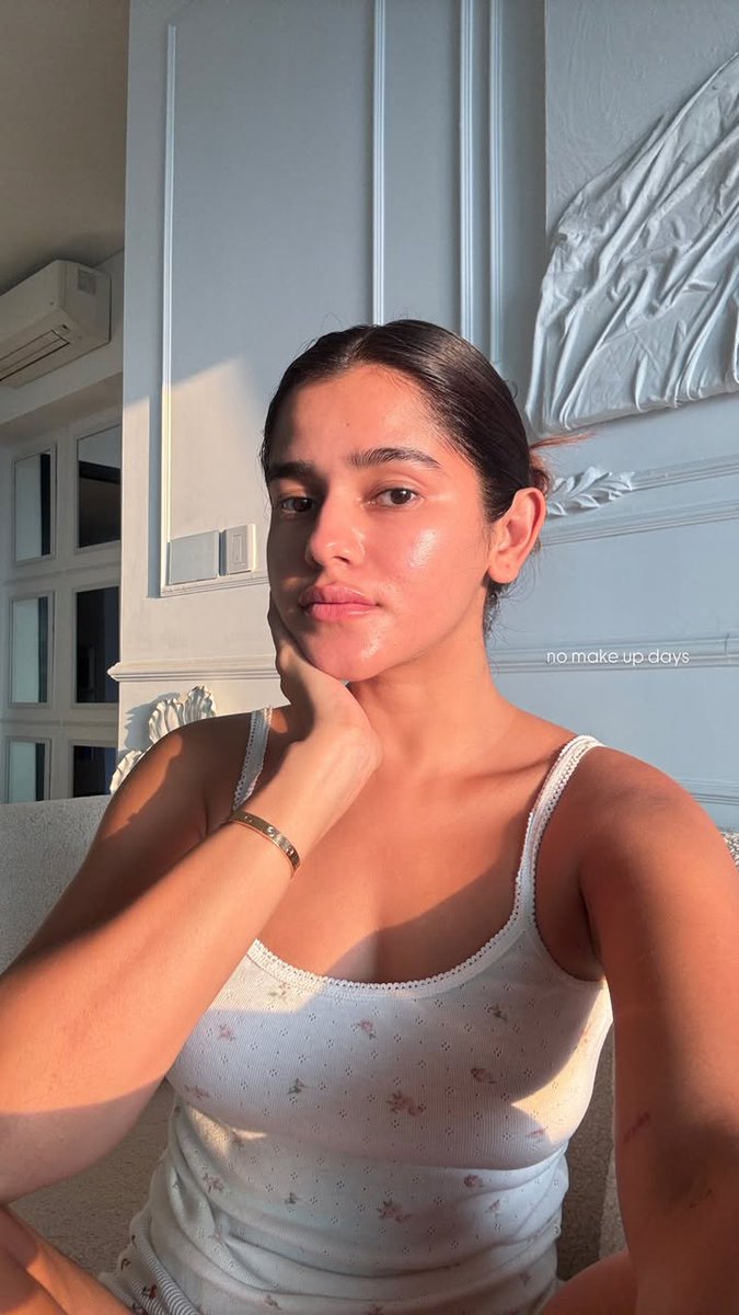 anushka_S2's tweet photo. Embracing the natural glow on no makeup days ✨ #NoMakeup #NaturalBeauty https://t.co/mM8087kz2j