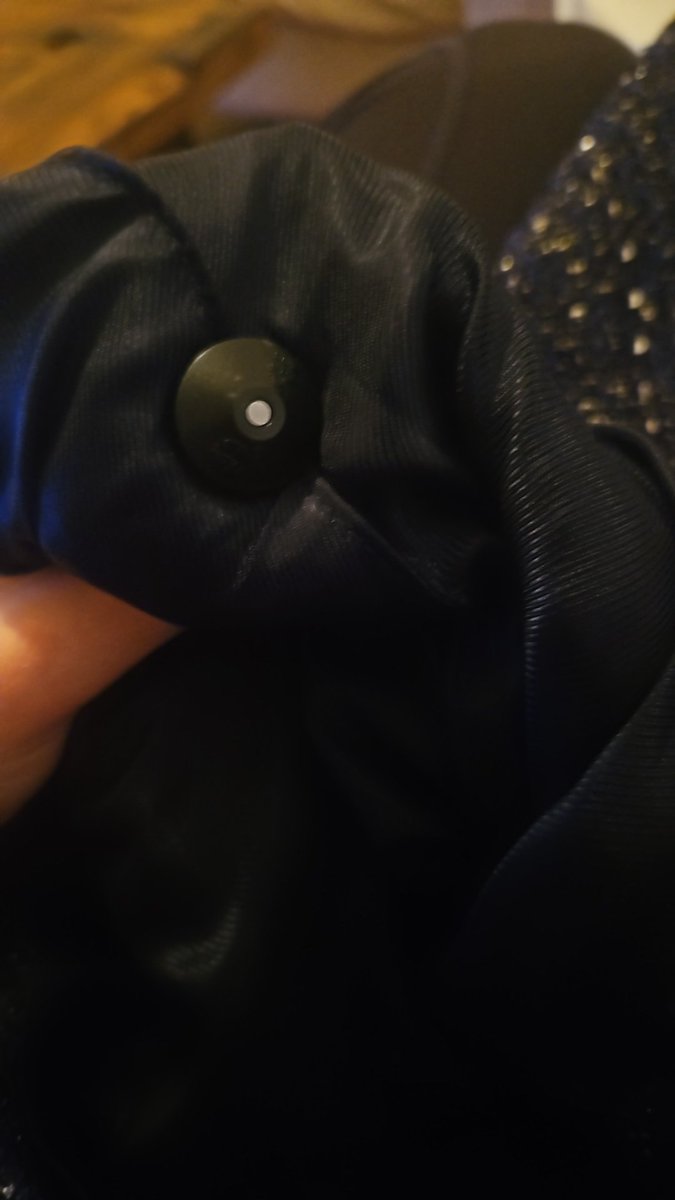 xkbrewerx's tweet photo. @ZARA_Care got my zara delivery today, any hacks to take this off? https://t.co/OmSBipun9e