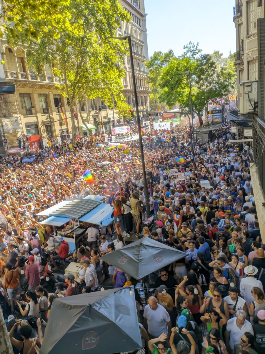 MundoEConflicto's tweet photo. 🇦🇷 #AHORA | Con consignas contra la discriminación en Buenos Aires y otros puntos de Argentina se realiza una movilización tras el discurso del presidente Milei en Davos. https://t.co/DSlyZ6RRf5