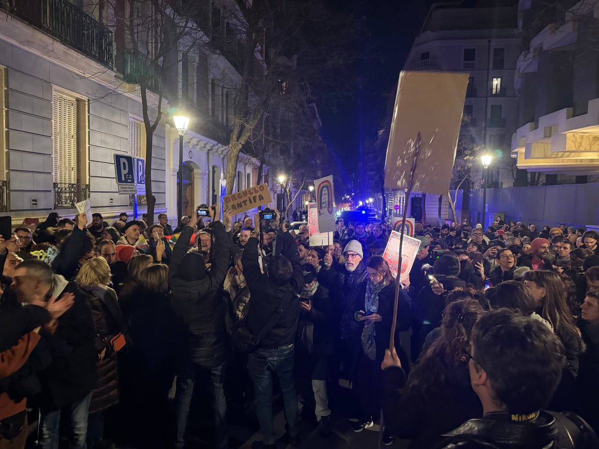 MasMadridLGTBIQ's tweet photo. La comunidad LGTBIQ+ de Madrid, como el pueblo argentino, unida contra el fascismo.

Somos, una vez más, vanguardia contra quienes legitiman el odio. No vamos a dar un paso atrás ni para coger impulso.

🏳️‍🌈✊🏳️‍⚧️ https://t.co/jX217VECHv