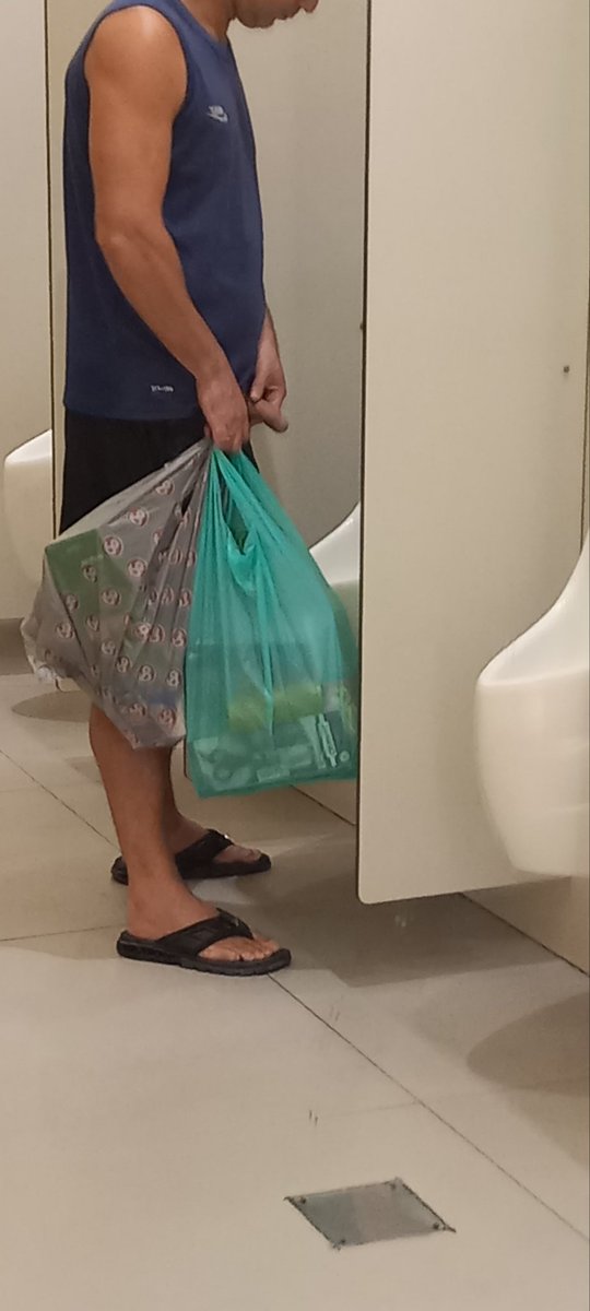 Deeeeeevil's tweet photo. #flagra #piss #pissing #mijão #spycam #banheirão #banheirãogay https://t.co/nei7GG4ypD