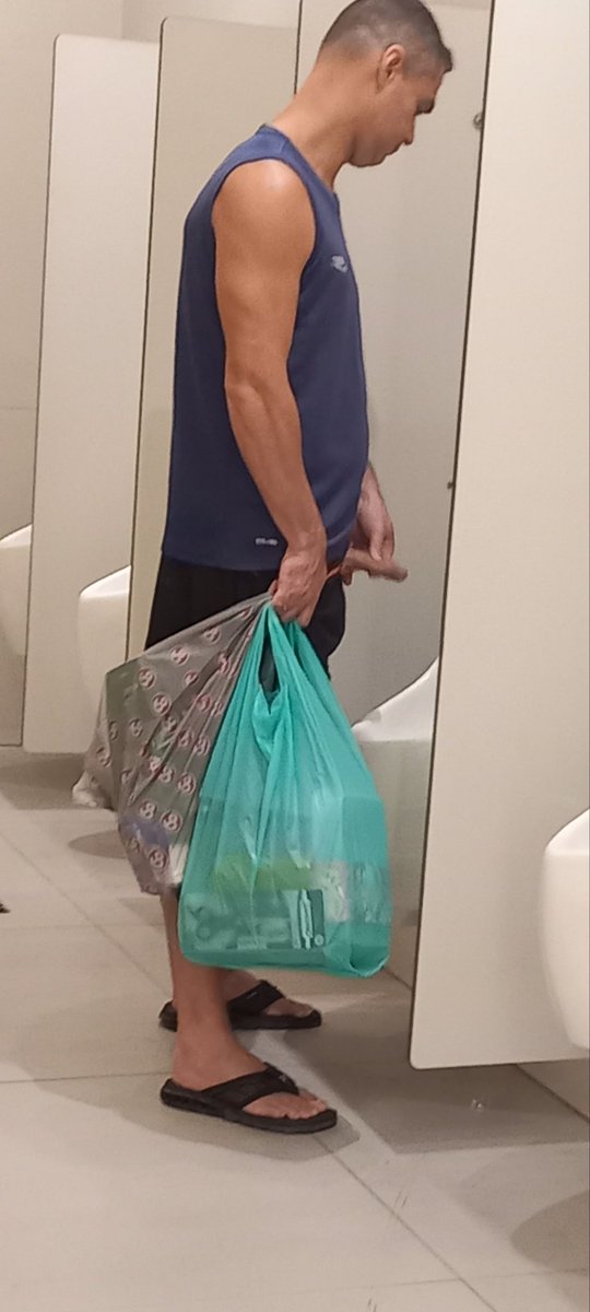 Deeeeeevil's tweet photo. #flagra #piss #pissing #mijão #spycam #banheirão #banheirãogay https://t.co/nei7GG4ypD