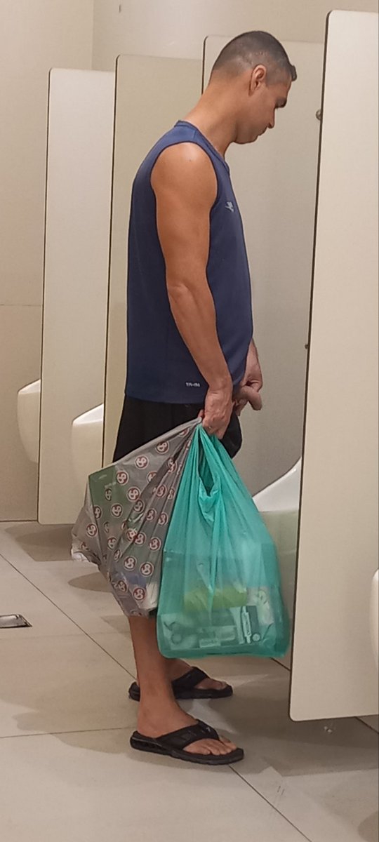 Deeeeeevil's tweet photo. #flagra #piss #pissing #mijão #spycam #banheirão #banheirãogay https://t.co/nei7GG4ypD