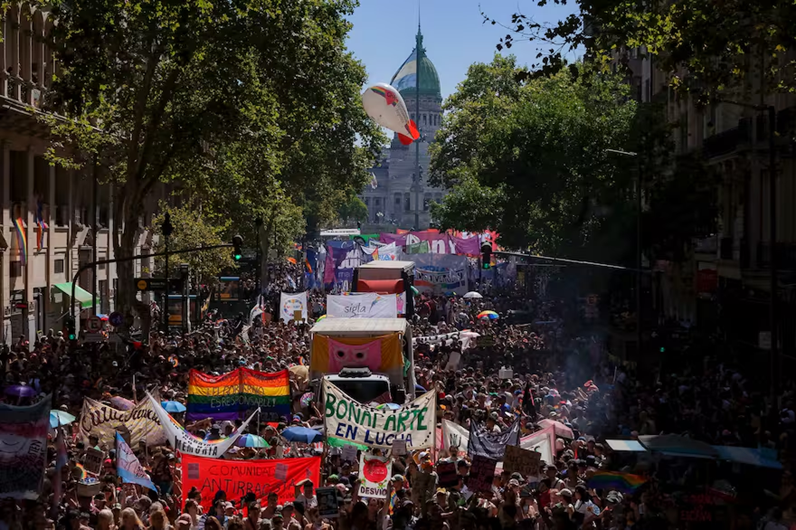 MundoEConflicto's tweet photo. 🇦🇷 #AHORA | Con consignas contra la discriminación en Buenos Aires y otros puntos de Argentina se realiza una movilización tras el discurso del presidente Milei en Davos. https://t.co/DSlyZ6RRf5
