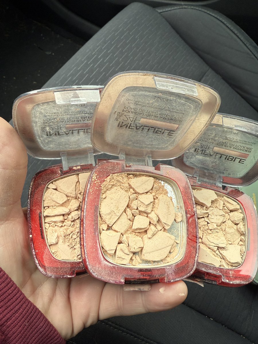 mindirella's tweet photo. @lorealparis what did you do to your powder? Four in a row have completely cracked. Two during shipping. Two after only a couple uses. Many people on Amazon reviews saying the same. Used to be my go-to. Not anymore. #beautyfail https://t.co/emeGoqrOrS