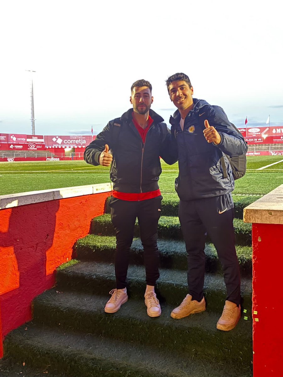 marcmarba's tweet photo. Avui he anat amb @AtleticSantJust a Vic. Partidàs que ha acabat 1-1. No hem pogut acabar colíders, però quin campàs l’Hipòlit Planàs 🙌

Això dins del camp, i fora, un plaer veure el @martiriera__, Agus Medina, el bo del @davidpallarols i tota la tropa. Molta sort @UEVic_ https://t.co/llABsY7P31