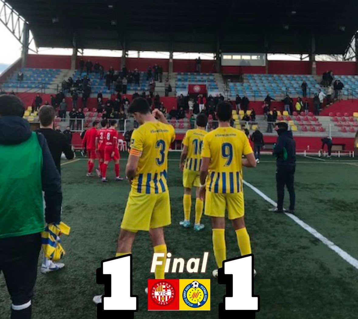 marcmarba's tweet photo. Avui he anat amb @AtleticSantJust a Vic. Partidàs que ha acabat 1-1. No hem pogut acabar colíders, però quin campàs l’Hipòlit Planàs 🙌

Això dins del camp, i fora, un plaer veure el @martiriera__, Agus Medina, el bo del @davidpallarols i tota la tropa. Molta sort @UEVic_ https://t.co/llABsY7P31
