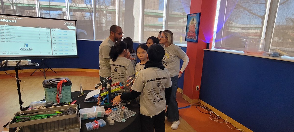 94QDavidDPorter's tweet photo. #PandaBots at qualifier event enjoying the day #perseverance #rookieteam @PS94DavidPorter @PTAofPS94Q @VEXRobotics #RECFoundation #robots 🐼🤖🎊👾🐼🤖 https://t.co/qBr23GAv5e
