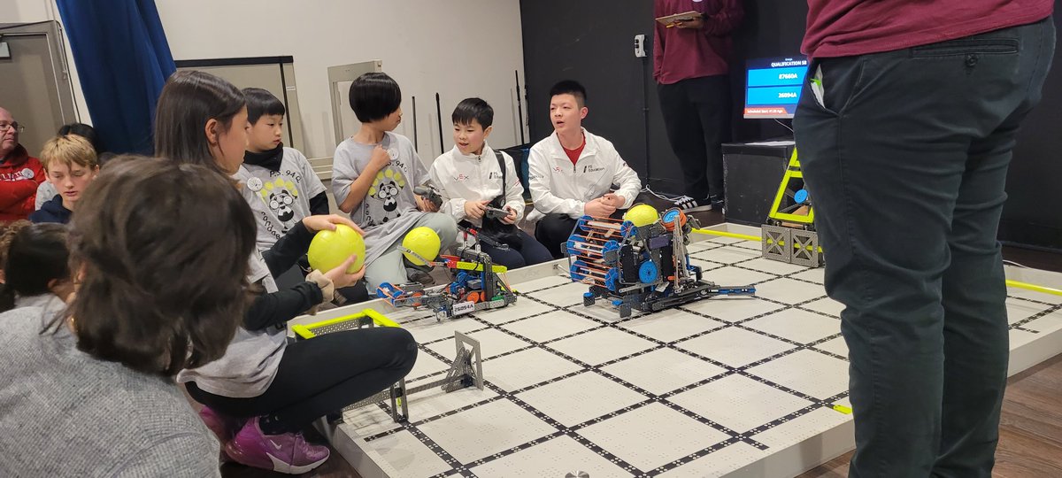 94QDavidDPorter's tweet photo. #PandaBots at qualifier event enjoying the day #perseverance #rookieteam @PS94DavidPorter @PTAofPS94Q @VEXRobotics #RECFoundation #robots 🐼🤖🎊👾🐼🤖 https://t.co/qBr23GAv5e