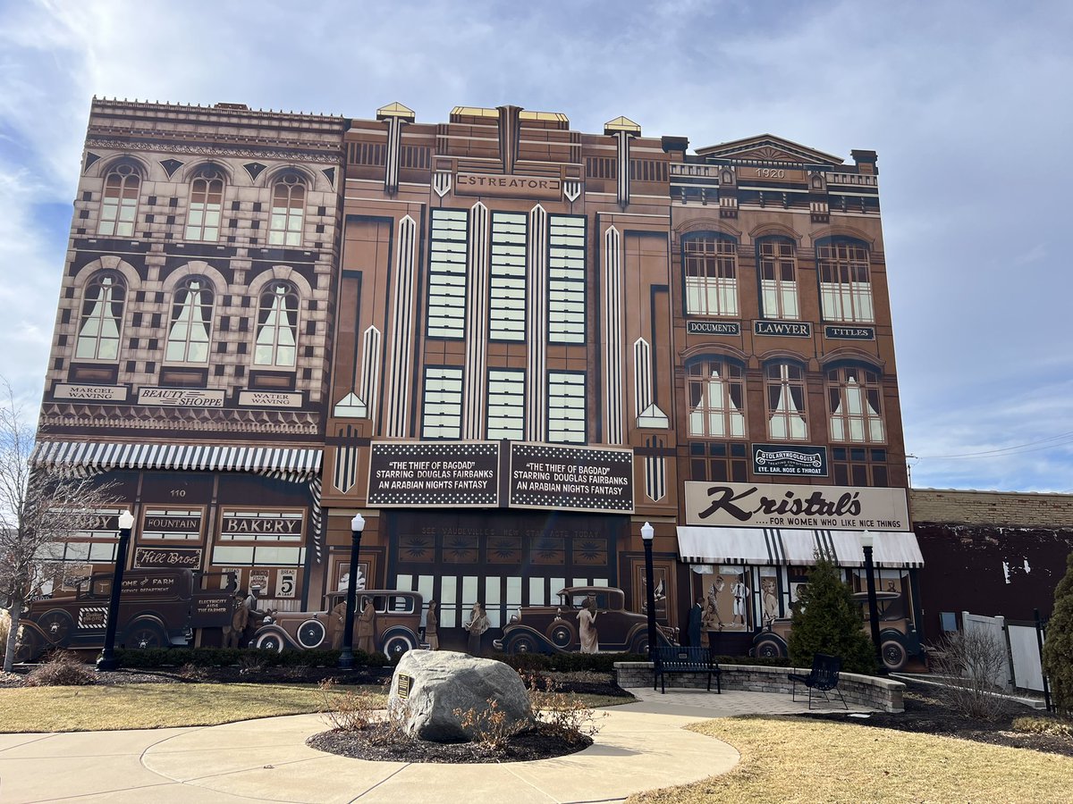 FredButt6's tweet photo. Walking around downtown Streator interesting #WallDogs art and history https://t.co/0Mz1Sxtazo