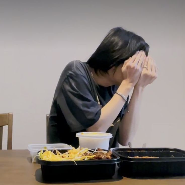 bhanniehae's tweet image. can’t look at his beautiful face for free