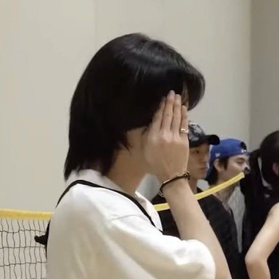 bhanniehae's tweet image. can’t look at his beautiful face for free