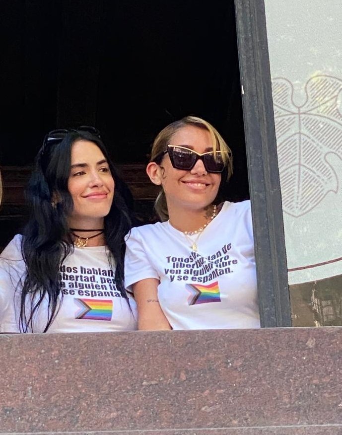 "todos hablan de libertad, pero ven a alguien libre y se espantan" LALI Y MARIA 🏳️‍🌈