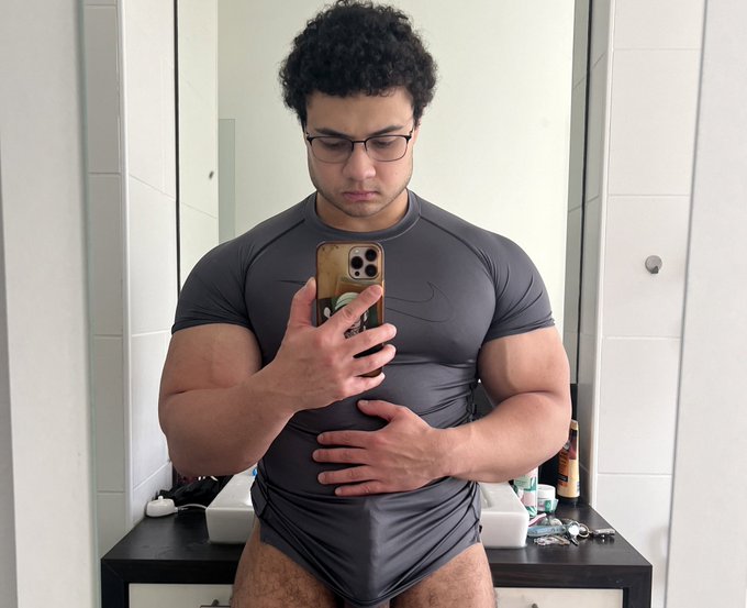 Watch Pedro's leaked NSFW photo on TwXstars