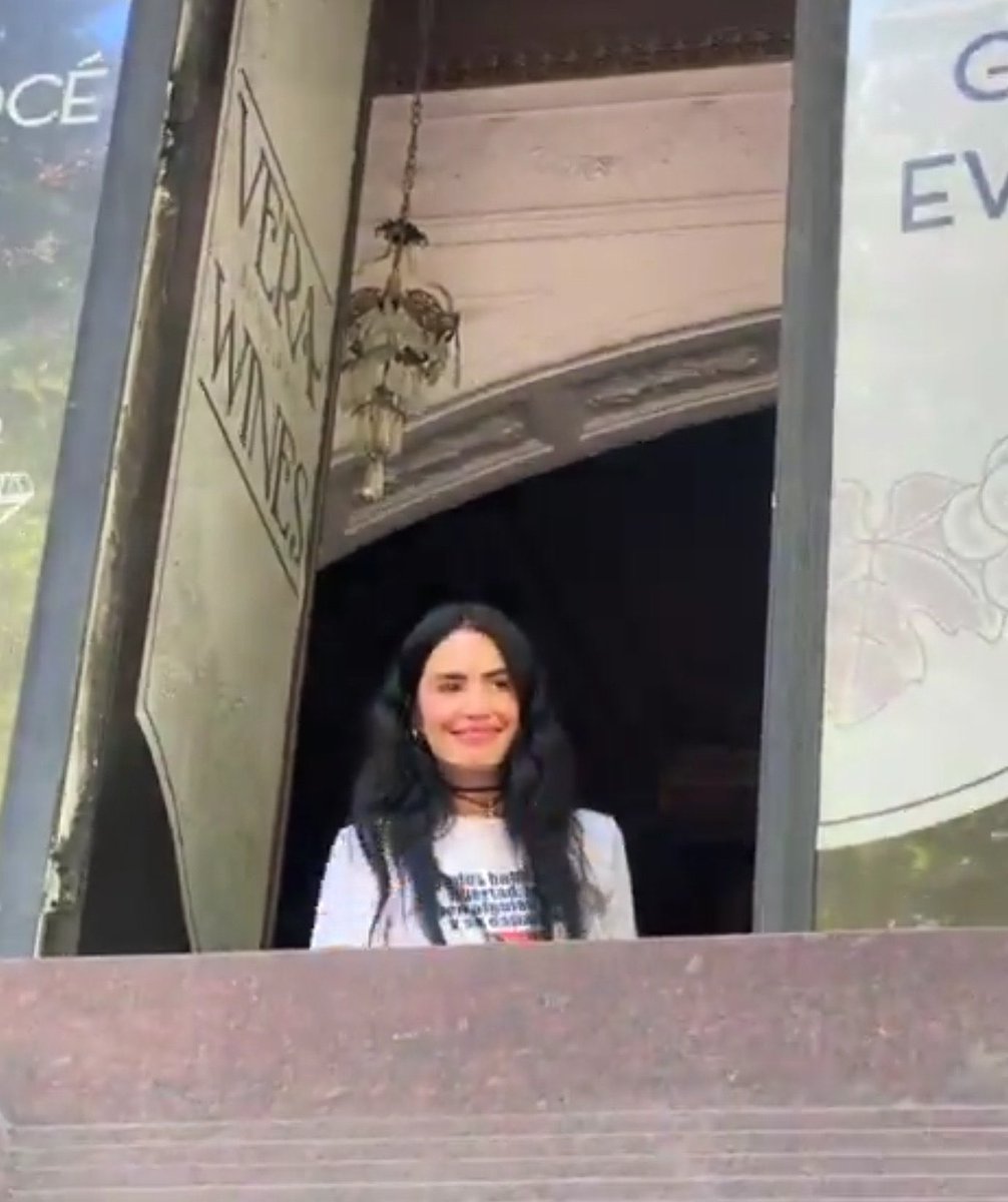 Lali Deposito marchando desde un balcón con aire acondicionado mientras los que mandó a marchar sufriendo 35 grados ajsjsjsj 

Más kirchnerista no encontrarás.