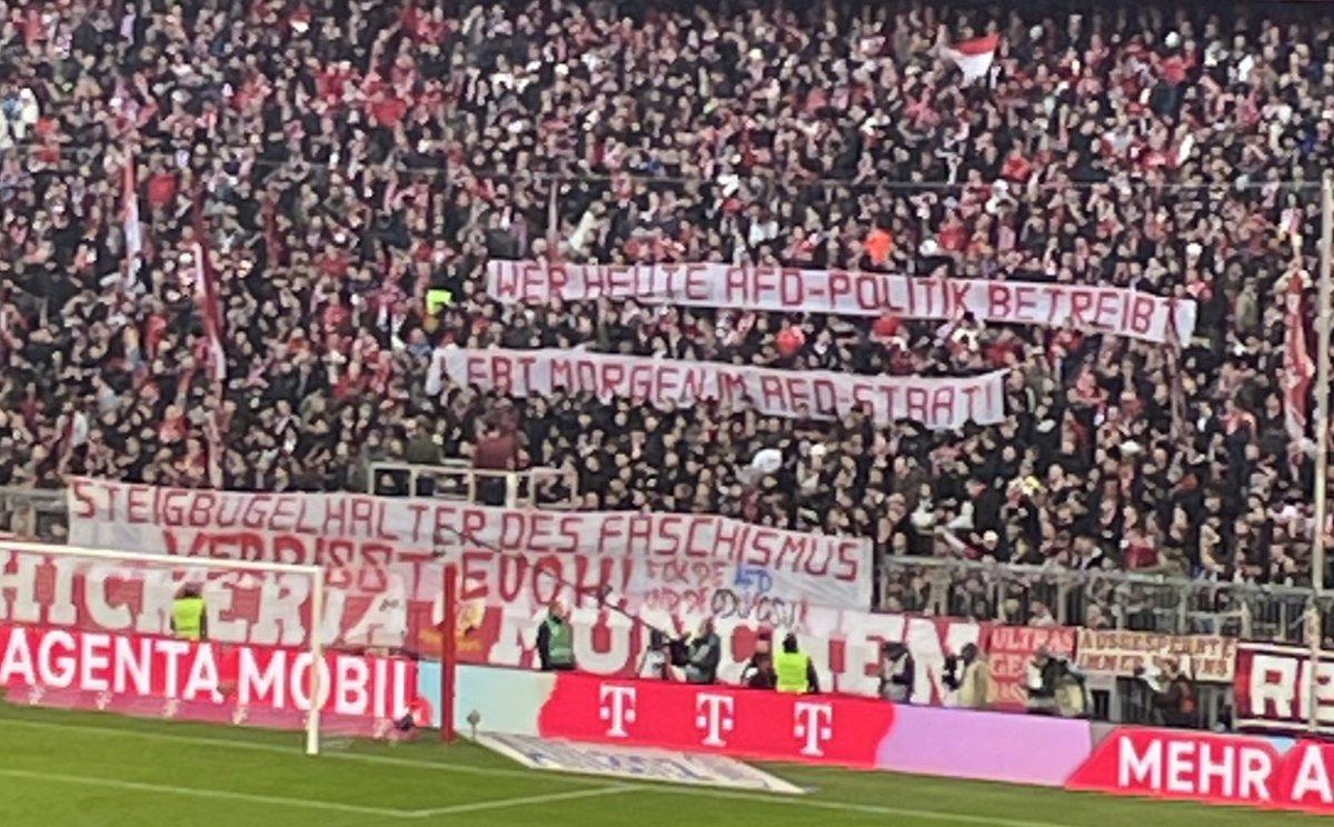 FC Bayern-Fans beim Spiel #FCBKSV politisch stabil:

"Wer heute AfD-Politik betreibt,
lebt morgen im AfD-Staat!
Steigbügelhalter des Faschismus
VERPISST EUCH
Fick die AfD
und CDU/CSU"