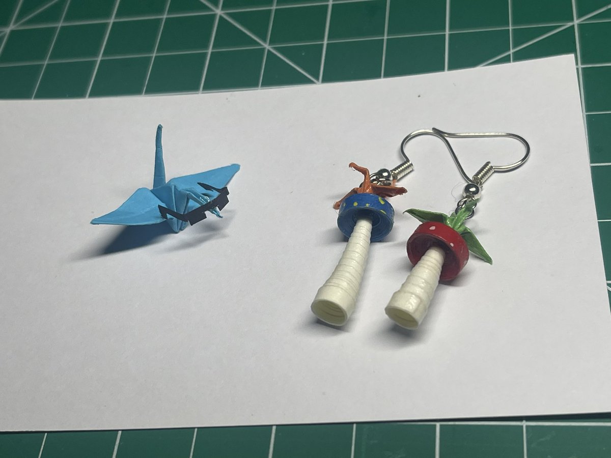 PaperPerci's tweet image. Some of the stuff I did this month; pizza time, Mr cool, and some fun guy earrings.