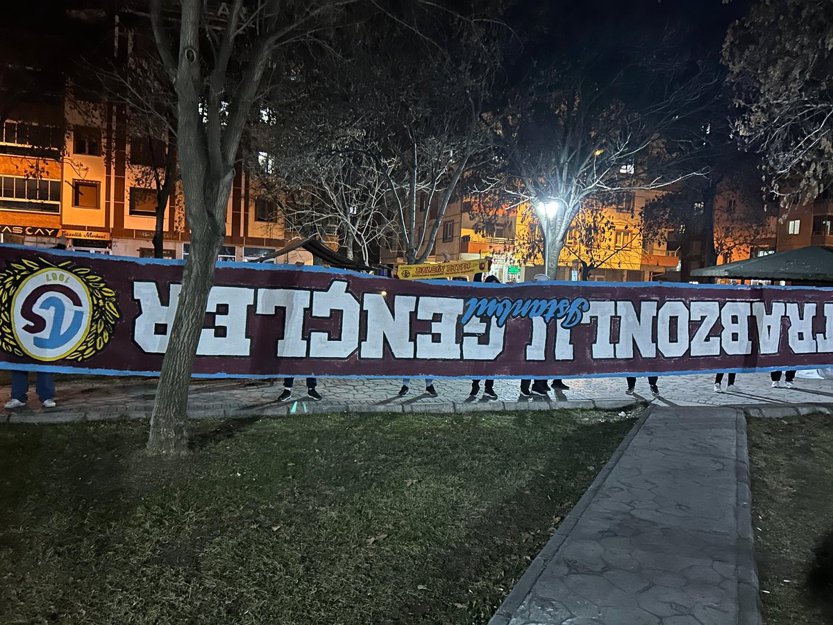 Kayserispor taraftarı, Trabzonlu Gençler İstanbul grubunun set pankartını ele geçirdi.