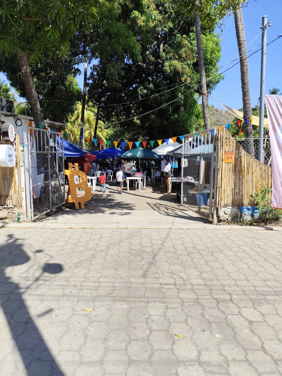 colbitcoin's tweet photo. Estamos en las playas del #Zonte disfrutando del  #Bitcoin Bazaar Market, dónde todos los productos se compran con @Bitcoin ⚡⚡

@Bitcoinbeach 
@HopeHousesv https://t.co/fEHyzZliHL