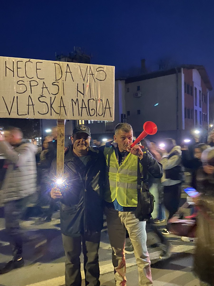 mirkotopalovic7's tweet photo. Biramo najjači transparent sa protesta !!!
Kačite koji su vam omiljeni https://t.co/LqumhlRFEO