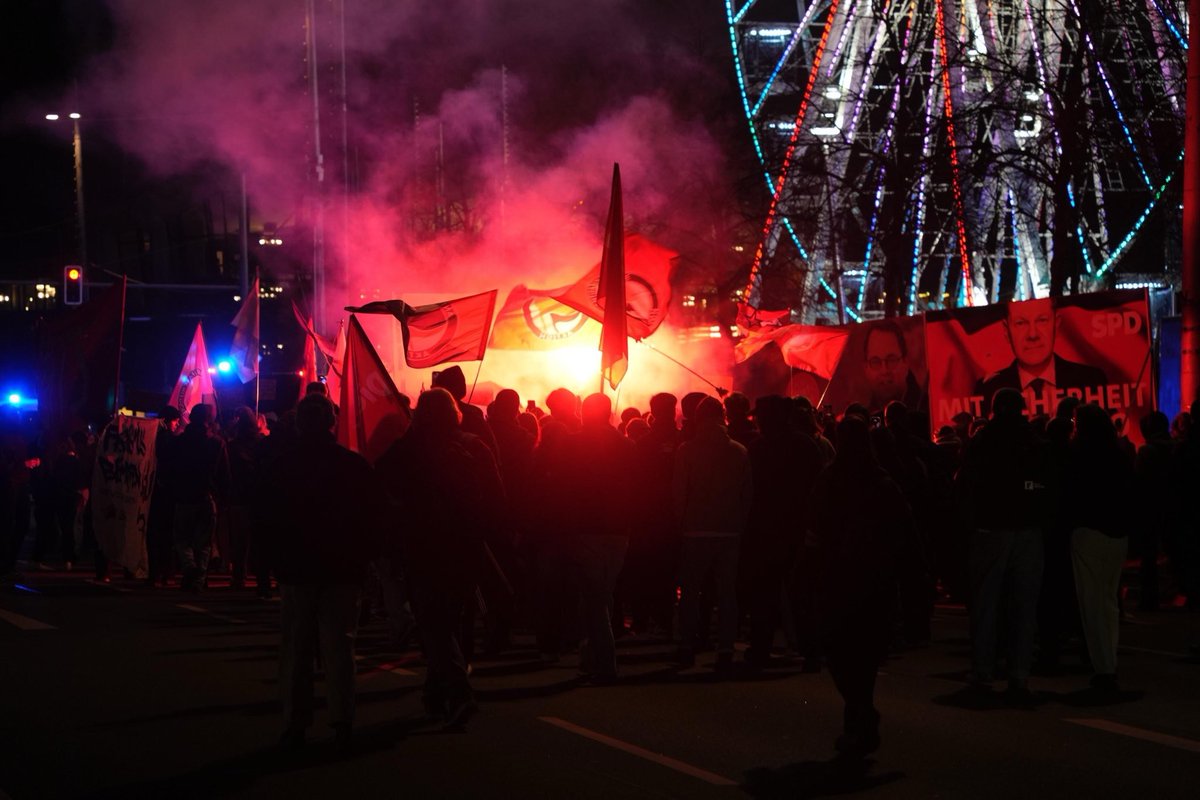 Mit 15.000 Menschen waren wir heute in Leipzig auf der Straße. Wer mit Faschisten kooperiert, muss mit unserem Widerstand rechnen.

Wir sind die Brandmauer! Und kämpfen gegen die rassistische Politik von CDU, AfD &amp; Co, für Bleibefreiheit für Alle!#le0102 #Zustrombegrenzungsgesetz