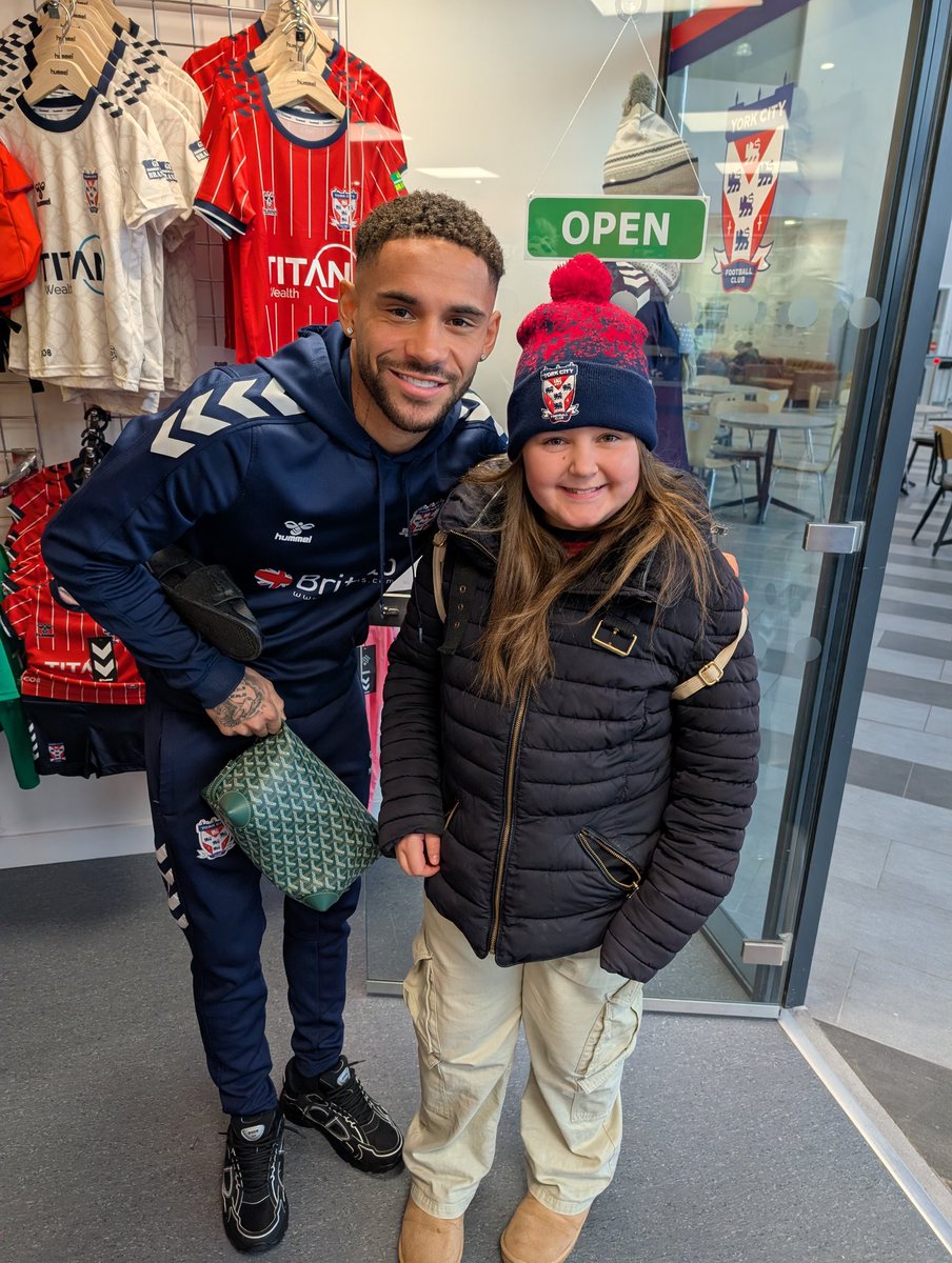 Quick picture and chat with Sinclair made my daughters day, such a friendly group of players always willing to stop for a picture or a chat. Well done on scoring another goal too 💙♥️👏