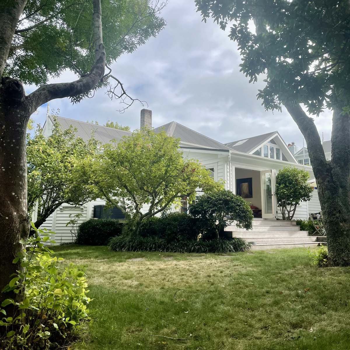 JohnJBaucher's tweet image. This ain’t BT5 (or BT9 😉) there’s certainly worse places to have your morning coffee… birds chittering away and Marty the pup wanting to play. He can wait till I’ve finished my coffee. #Auckland #Devonport #NZ #lazySunday