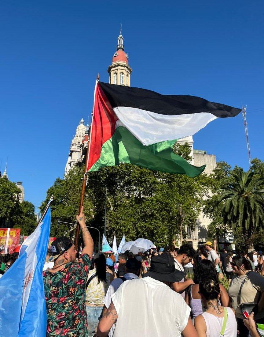 Llevan banderas de Palestina a una marcha de homosexuales jajaja

Que alguien les avise.