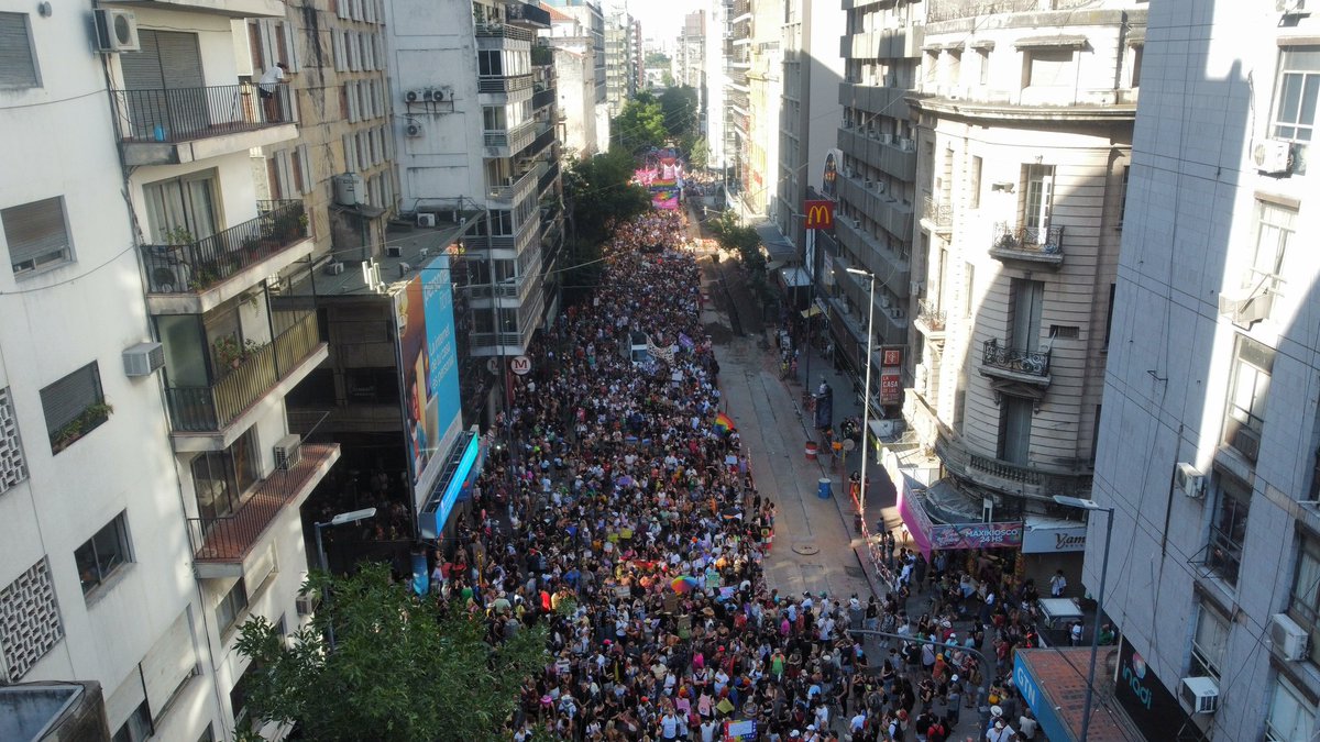 Ya arrancó la movilización en Córdoba capital de la #MarchaFederal LGTBIQNB+ Antifascista y Antirracista en contra de los dichos de #JavierMilei