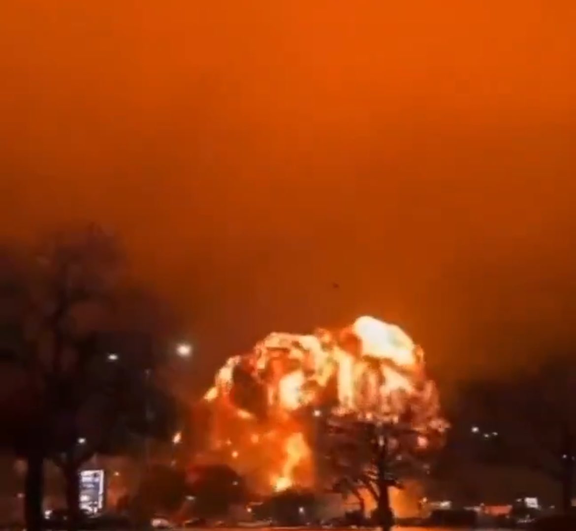 DOC_HOL1DAY's tweet photo. @Prolotario1 Do planes usually just blow up the surrounding cars to the frame and then look like this ! https://t.co/CvfzobCdjJ