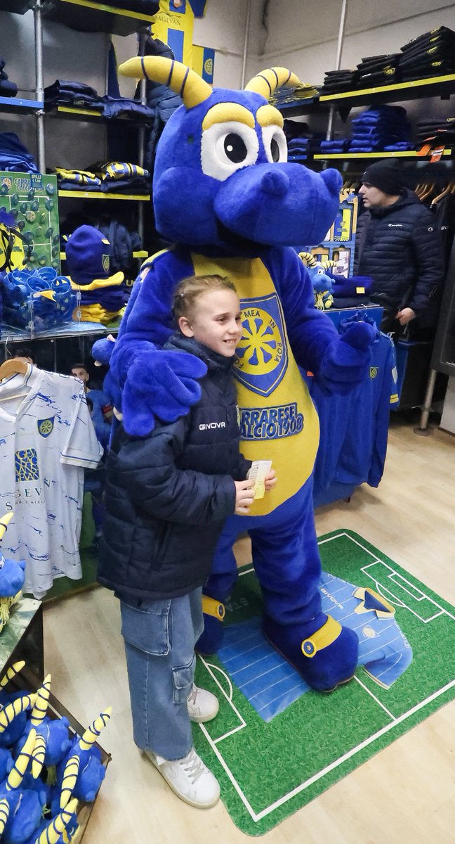 🟡🔵 Questa sera il <a href="/Drag08_/">Drag08</a> ha fatto tappa al Carrarese Official Store, incontrando piccoli e grandi tifosi azzurri ✍️🤝📸

#Battitiazzurri