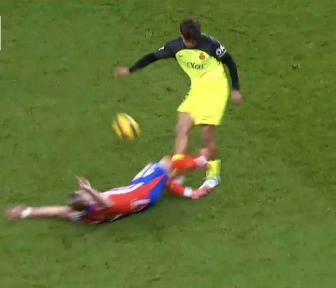 🤬 LIGA NEGREIRA. EL CTA IMPIDE GANAR AL LÍDER 

📸 FOTO 1: MANO INTENCIONADA. NO PENALTI 
📸 FOTO 2: AGARRÓN A MBAPPÉ. GOL ANULADO.

📸 FOTO 3 (bonus): Gallagher no ha sido expulsado. Tacos a la altura de la rodilla.

🤔 Moraleja: Derbi la próxima jornada.