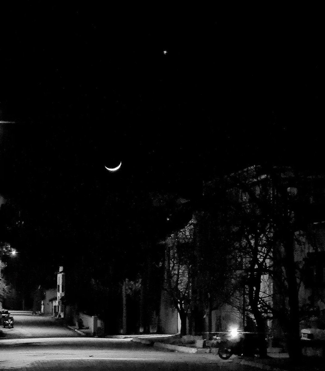 Gündüz bazen ay güneşi ziyaret eder...
Güneş vefasızdır, gece aya uğramaz...
Ay mı uzaklaşmış yıldızdan?
Ve sözlerin, ahir zamandan mıdır?
Yine hilâle serden mi geçtin?