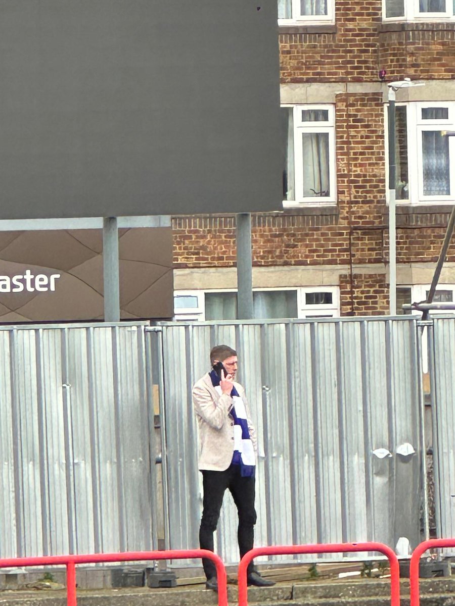 29gazalex's tweet photo. Is this the @EBTheDeres chairman checking barclays is back up and running ๐ฎ #upthederes #last8 #wembleygettingclose #Gourmetburgers @paul_springett @GregSummersby https://t.co/GxLfD97r1R