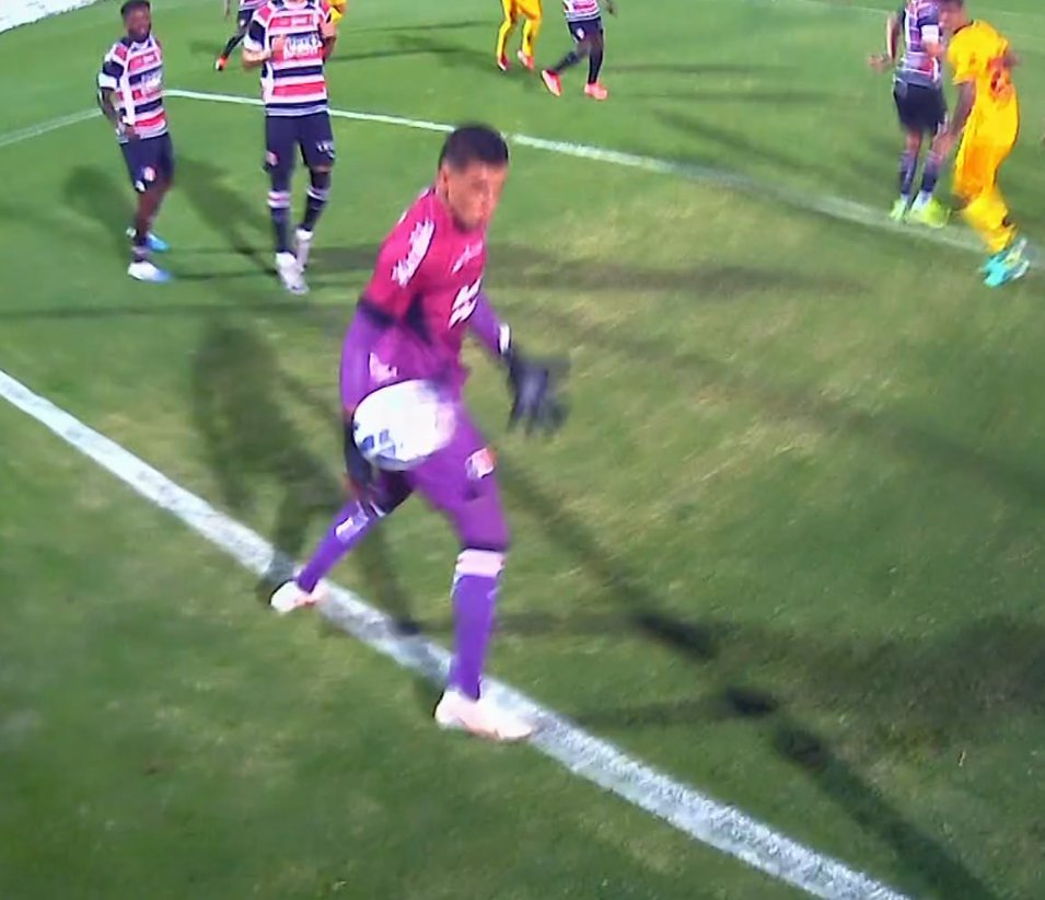 Se o goleiro ta na linha... E a bola ta atrás do goleiro... 

Tirem suas conclusões
