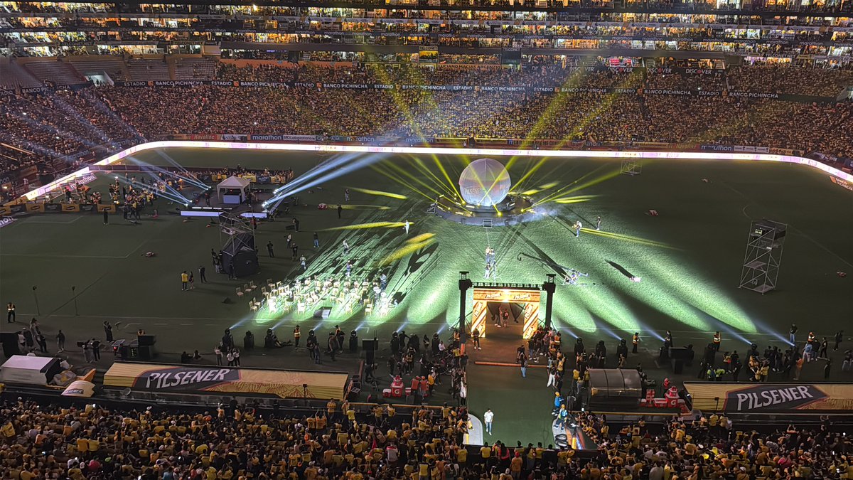 miguelloor's tweet photo. El evento organizado por @BarcelonaSC , sus directivos y  auspiciantes el día de hoy ha sido sencillamente de primer mundo. Estrellas mundiales del fútbol, estrellas mundiales de la música, show de luces, fuegos artificiales espectaculares, clásico del astillero con @CSEmelec . La verdad increíble, FELICITACIONES.

Otra cosa que me pareció espectacular es ver toda la Av Barcelonda prendida con una luminaria impecable. ¡La ciudad, Guayaquil, prendida!

¡Se pasaron! 🇪🇨⚽️🔥

@alcaldiagye @aquilesalvarez @antonioalvarezh @LigaProEC