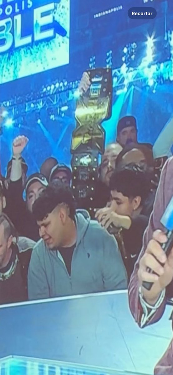AndreidaDN's tweet photo. Alguien más se dio cuenta de que obligaron a estos compitas a bajar una bandera mexicana que estaban mostrando a la cámara?? 😳🤔
#RoyalRumble #WWERaw https://t.co/ojet5L7Gk1
