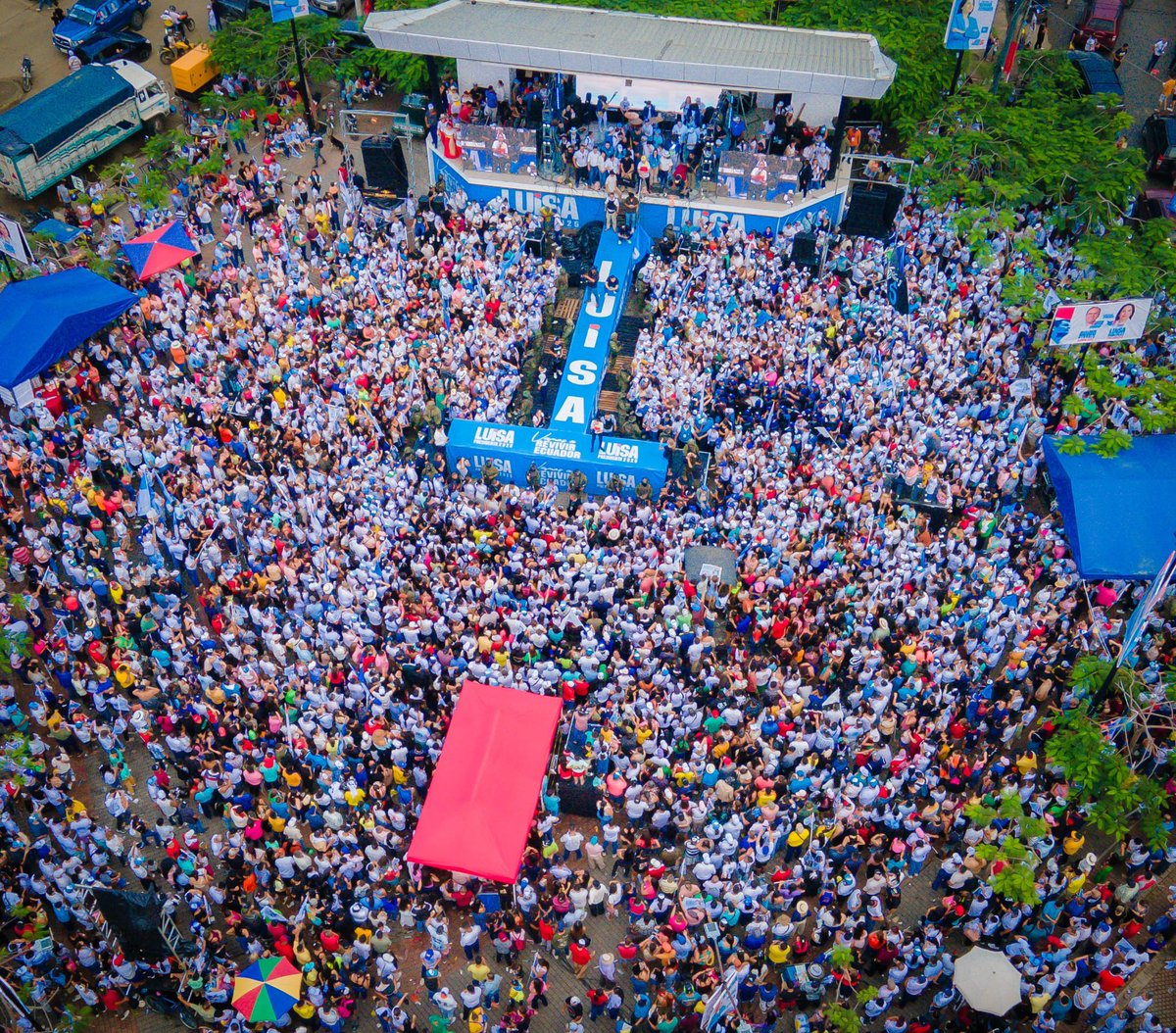 LuisaGonzalezEc's tweet photo. ¡GRACIAS CHONE!

¡Qué recibimiento multitudinario, qué fuerza, qué cariño! Así es Manabí, así es el Ecuador digno que no se rinde. Nos une la esperanza, la lucha por un país con oportunidades, seguridad y justicia. 

¡Este 9 de febrero, vamos a #RevivirEcuador🇪🇨! #LuisaPresidenta https://t.co/w6xy51ltFx