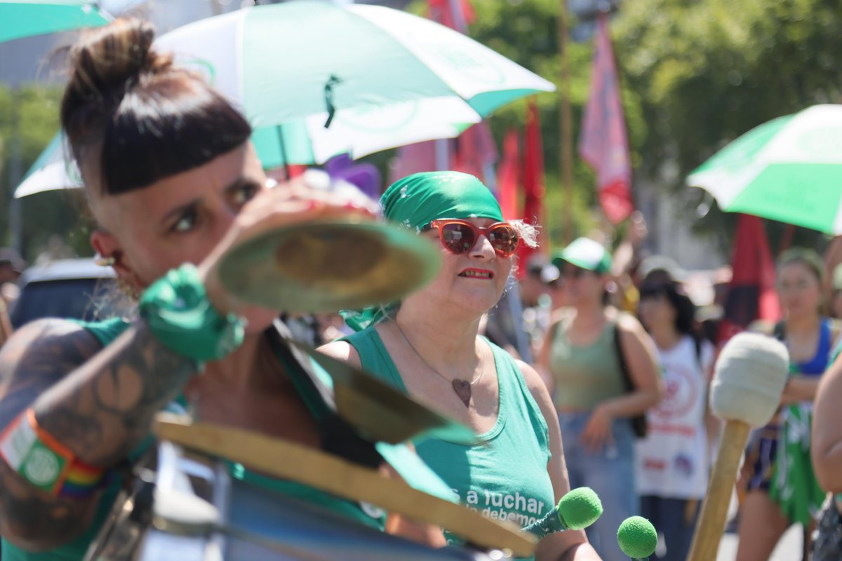 🏳️‍🌈🏳️‍⚧️• Fuimos miles en la Marcha del orgullo LGBTTIQNB+ Antifascista y antirracista.

Sumado al desguace de las políticas de género, las declaraciones en Davos donde Milei asoció a la homosexualidad con la pedofilia y legitimó una vez más los discursos de odio y la violencia.