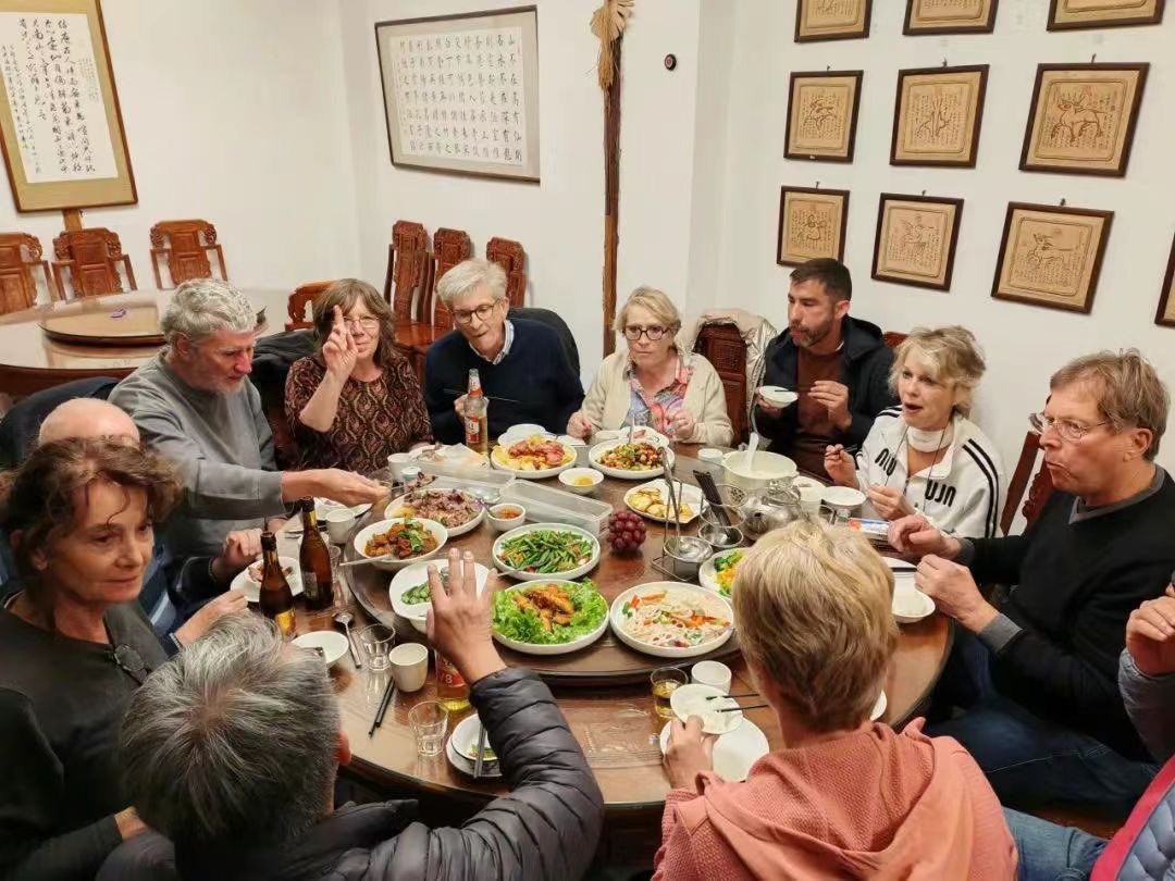 LijiangAmazing's tweet photo. 🍖🏡 In Lijiang, the spring festival ritual involves every household's courtyard and balcony adorned with fresh ribs and sausages. The aroma of meat on the bone and the warmth of rib soup define the deep, rich flavors and hearty sentiments of Lijiang. #SnakeYearFeast https://t.co/54GPeqxb4i