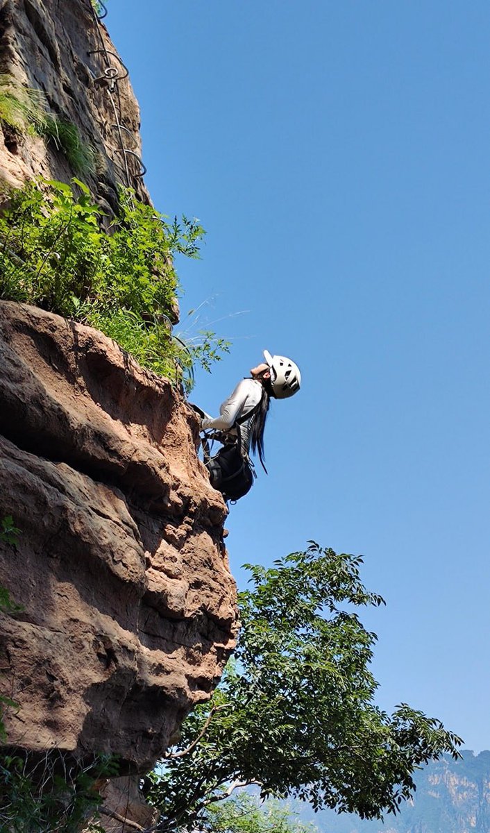 "ロッククライミング、あなたの指先で青空に触れさせて、勇気で限界に挑戦します。