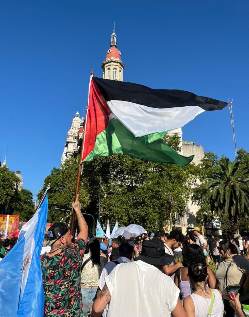 ‼️EN LA MARCHA LGBT 🏳️‍🌈 DE HOY SE JUNTARON:

🔻Partido Comunista, con foto del Che (EJECUTABA HOMOSEXUALES)

🇵🇸 Banderas de Palestina (que EJECUTAN hoy en día HOMOSEXUALES)

¿Cómo los DEFINIRÍAS? 👇🏻