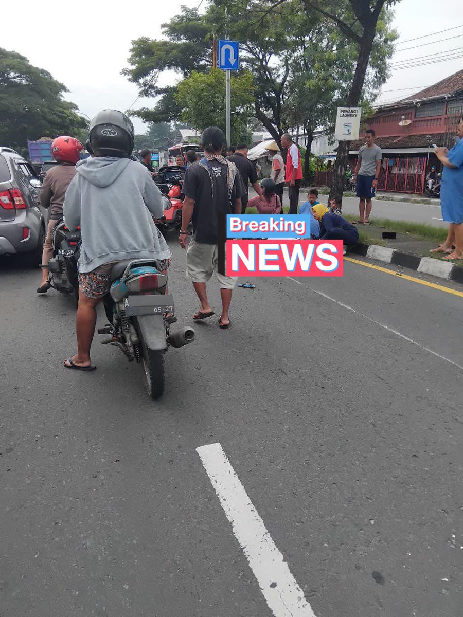 merapi_uncover's tweet photo. [Breaking News] 09:26 Min ada kecelakaan di ringroad selatan, motor besar harley davidson. Kronologi belum tahu, karna barusan lewat tp lalu lintas sudah macet

(sakan01_) https://t.co/L2NFiPr5qO