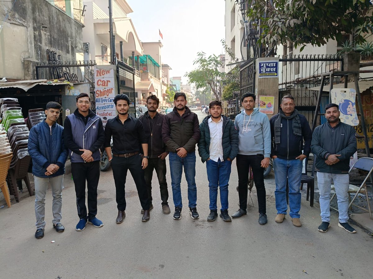 JsrsV's tweet image. JSRS वाराणसी द्वारा मलदहिया चौराहा लाजपत नगर कॉलोनी गेट के सामने मंदिर के बाउंड्रीवॉल पे हिन्दू देवी देवताओं के मार्बल चित्र और कूड़ा कचरा एवं गंदगी कई वर्षों से की जा रही।वहां से मार्बल,टाइल्स हटाने और कूड़ेदान को अन्यत्र स्थानांतरित करने हेतु ज्ञापन सौंपा गया नगर निगम आयुक्त को