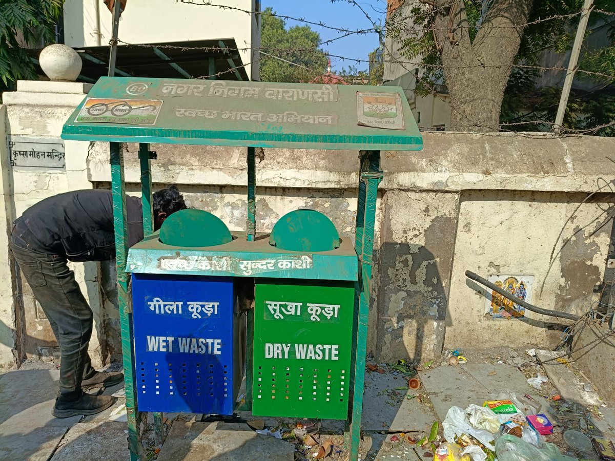 JsrsV's tweet image. JSRS वाराणसी द्वारा मलदहिया चौराहा लाजपत नगर कॉलोनी गेट के सामने मंदिर के बाउंड्रीवॉल पे हिन्दू देवी देवताओं के मार्बल चित्र और कूड़ा कचरा एवं गंदगी कई वर्षों से की जा रही।वहां से मार्बल,टाइल्स हटाने और कूड़ेदान को अन्यत्र स्थानांतरित करने हेतु ज्ञापन सौंपा गया नगर निगम आयुक्त को